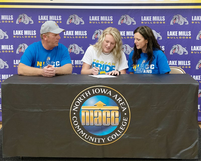 Hanson Signs Letter Of Intent To Play Golf At Niacc Albert Lea